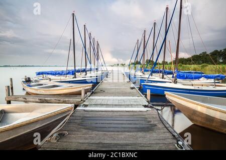 barche e yacht al molo sul grande lago Foto Stock