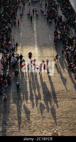 Celebrazione annuale della città bianca Arequipa, danze tradizionali della regione, processione, bande, costumi, musica durante la notte Foto Stock