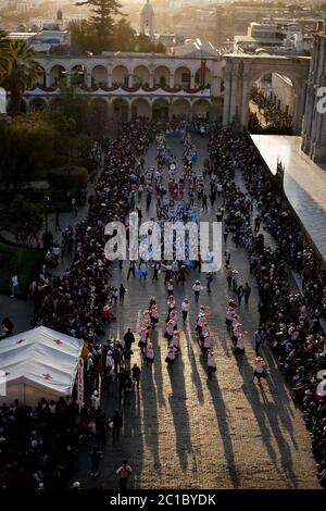 Celebrazione annuale della città bianca Arequipa, danze tradizionali della regione, processione, bande, costumi, musica durante la notte Foto Stock