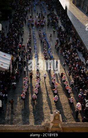 Celebrazione annuale della città bianca Arequipa, danze tradizionali della regione, processione, bande, costumi, musica durante la notte Foto Stock