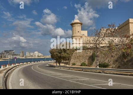 Strada lungo il litorale di La Valletta a Malta Foto Stock