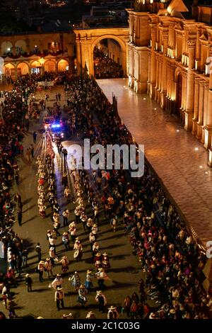 Celebrazione annuale della città bianca Arequipa, danze tradizionali della regione, processione, bande, costumi, musica durante la notte Foto Stock