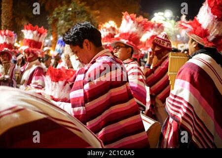 Celebrazione annuale della città bianca Arequipa, danze tradizionali della regione, processione, band, costumi, musica durante la notte Foto Stock