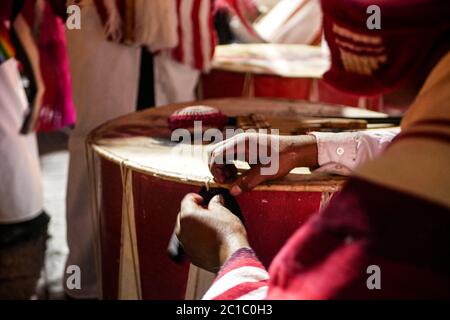 Celebrazione annuale della città bianca Arequipa, danze tradizionali della regione, processione, band, costumi, musica durante la notte Foto Stock