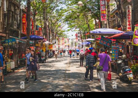 Lukang, Taiwan - 29 aprile 2017: Vista sulla strada della vecchia strada di Lukang, famosa per i suoi storici e culturali ben conservati. Il nome L Foto Stock