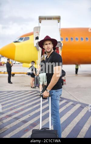 Giovane ragazzo in aeroporto Foto Stock