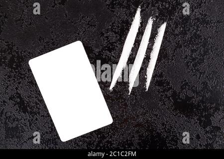 Linee di cocaina con vuoto carta bianca. Foto Stock