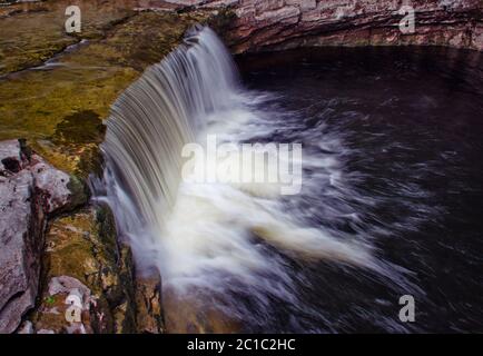 Guardando giù alla fascia inferiore delle cascate Stainforth Force nello Yorkshire Dales, Regno Unito Foto Stock