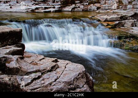 Il livello medio delle cascate Stainforth Force nello Yorkshire Dales, Regno Unito Foto Stock