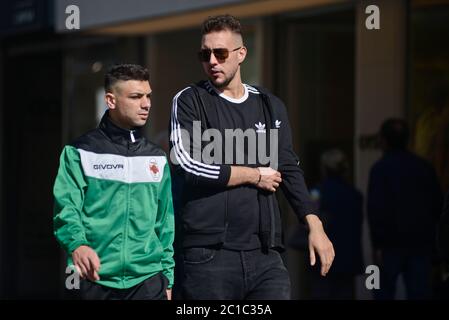 Uomini italiani in Via Sparano da Bari. Bari, Italia Foto Stock