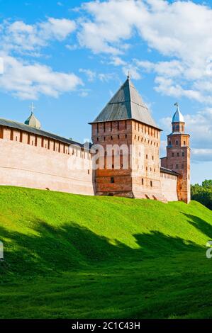 L'Assunzione del Cremlino di Veliky Novgorod e le torri di Kokui nel pomeriggio estivo a Veliky Novgorod, Russia Foto Stock