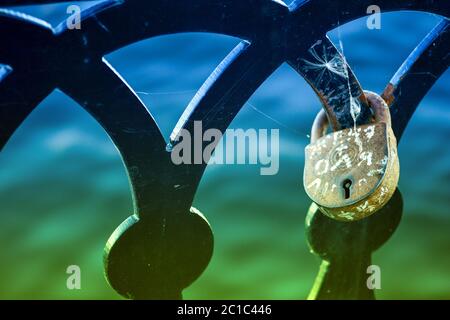 Amore lock sulla ringhiera del ponte vecchio close up Foto Stock