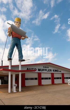 Auto Muffler King uomo statua a Newport News Virginia Foto Stock