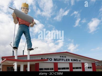 Auto Muffler King uomo statua a Newport News Virginia Foto Stock