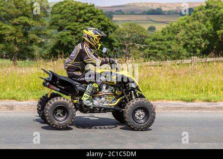 Yamaha YFM700R se Stealth Edition 2019; motociclista; trasporto a quattro ruote, moto, veicolo, strada, moto, motociclisti che guidano a Chorley, Regno Unito Foto Stock