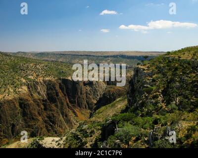 Vista panoramica sull'altopiano Dixam e gola Wadi Dirhur, isola di Socotra, Yemen Foto Stock