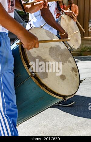 Giocatori di batteria etnica brasiliana Foto Stock