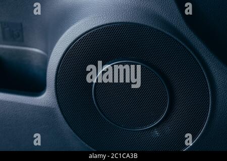 Altoparlante per auto sul nuovo pannello della portiera Foto Stock