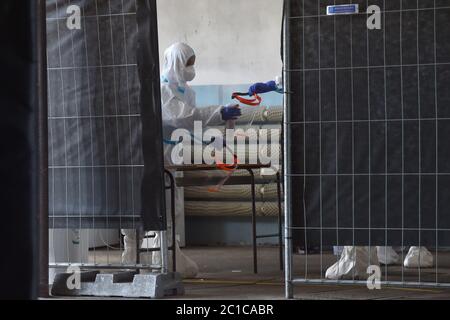 Ostrava, Repubblica Ceca. 17 Apr 2020. I medici preparano per il prelievo di campioni per un test di covid-19 in un nuovo punto di test a Ostrava, nella regione moraviana-salesiana, Repubblica ceca, il 17 aprile 2020. Credit: Jaroslav Ozana/CTK Photo/Alamy Live News Foto Stock