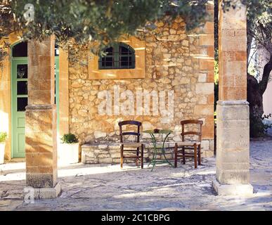 Antico portico e cortile con ulivo Foto Stock