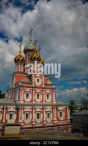 Vista esterna della Chiesa della Natività della Beata Vergine Maria, aka Natività o Stroganov, Nizhny Novgorod, Russia Foto Stock