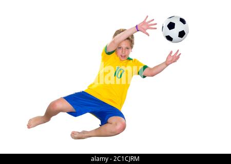 Ragazzo brasiliano, saltando, il guardiano prende la palla. Foto Stock