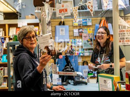 Harrogate, 15 giugno 2020. Georgia Eckert, proprietario di bokshop indipendente immaginato cose, riapertura oggi per la prima volta dal blocco, completa la sua prima transazione. Credit: ernesto rogata/Alamy Live News Foto Stock