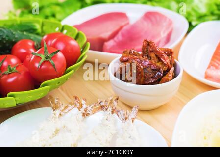 Un primo piano degli ingredienti per la preparazione di insalata Caesar relativi alla cucina. Cucina casala. Cibo utile e gustoso Foto Stock