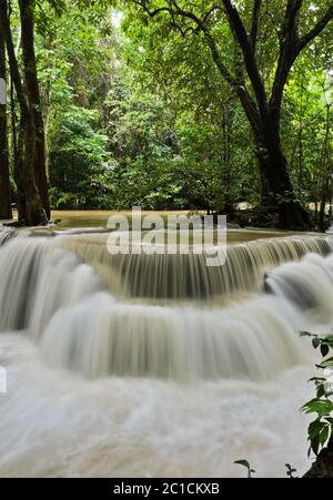 Huay Mae Khamin cascata nella foresta pluviale tropicale, Thailandia Foto Stock