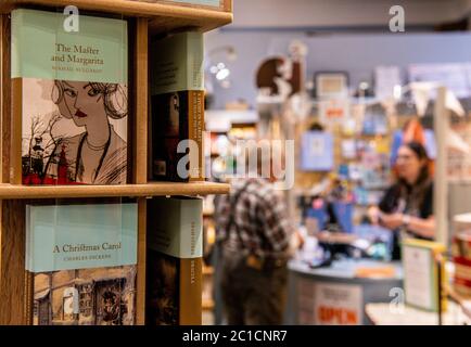 Harrogate, 15 giugno 2020. Georgia Eckert, proprietario di bokshop indipendente immaginato le cose, riaprendosi oggi per la prima volta da blocco e fotografato con uno dei suoi primi clienti. Credit: ernesto rogata/Alamy Live News Foto Stock