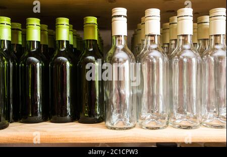 Parete di fondo da bottiglie vuote di vino su scaffale in legno Foto Stock