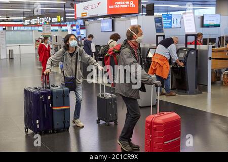 Vienna, Austria. 15 giugno 2020. I passeggeri effettuano il check-in presso lo sportello Austrian Airlines dell'aeroporto internazionale di Vienna, Austria, 15 giugno 2020. Lunedì, la compagnia Austrian Airlines ha ripreso parzialmente il funzionamento. Credit: Georges Schneider/Xinhua/Alamy Live News Foto Stock