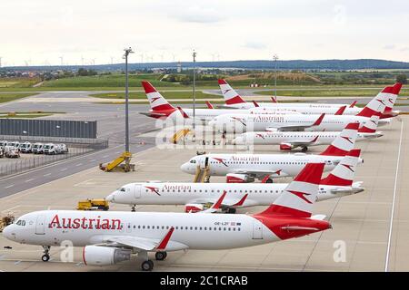 Vienna, Austria. 15 giugno 2020. Gli aeromobili Austrian Airlines attraccano all'aeroporto internazionale di Vienna, Austria, 15 giugno 2020. Lunedì, la compagnia Austrian Airlines ha ripreso parzialmente il funzionamento. Credit: Georges Schneider/Xinhua/Alamy Live News Foto Stock