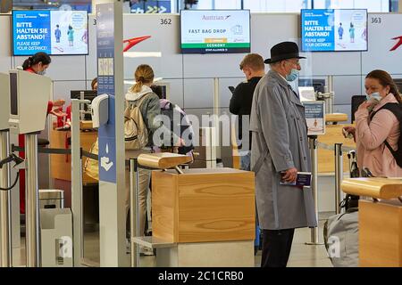 Vienna, Austria. 15 giugno 2020. I passeggeri si allineano per il check-in presso lo sportello Austrian Airlines dell'aeroporto internazionale di Vienna, Austria, 15 giugno 2020. Lunedì, la compagnia Austrian Airlines ha ripreso parzialmente il funzionamento. Credit: Georges Schneider/Xinhua/Alamy Live News Foto Stock