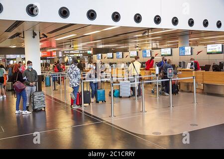 Vienna, Austria. 15 giugno 2020. I passeggeri si allineano per il check-in presso lo sportello Austrian Airlines dell'aeroporto internazionale di Vienna, Austria, 15 giugno 2020. Lunedì, la compagnia Austrian Airlines ha ripreso parzialmente il funzionamento. Credit: Georges Schneider/Xinhua/Alamy Live News Foto Stock