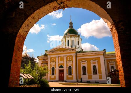 Vista esterna della Cattedrale di San Giovanni Battista nel cremlino di Zaraysk, nella regione di Mosca, Russia Foto Stock