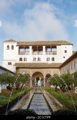 Vista sul patio de la Acequia nel Palacio del Generalife, parte dell'Alhambra Spagna Foto Stock