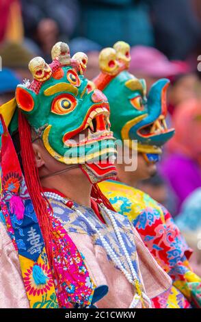 Monaci che indossano una maschera religiosa in un monastero in India Foto Stock