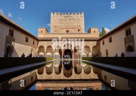 Persone che visitano il cortile dei Mirtles (patio de los Arrayanes) a la Alhambra, Granada, Spagna Foto Stock