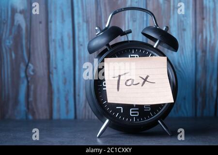 Testo IVA sulla nota adesiva sull'orologio. Foto Stock