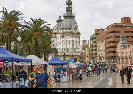 Chi visita e acquista al mercato di Cartagena in Spagna Foto Stock