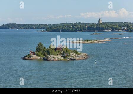 Case circondate da acqua e le rive del Golfo di Finlandia nei pressi del porto di Helsinki in Finlandia Foto Stock