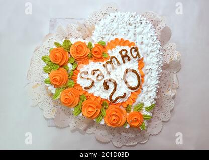 Fiori rosa sulla torta . SAMRA ha 20 anni . bella torta sotto forma di cuore . Torta cuore rosa bianco . Foto Stock