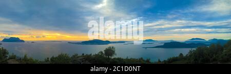 Tramonto vista panoramica ad Alesund dal punto di osservazione Fjellstua, Norvegia Foto Stock