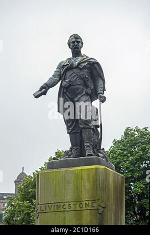 Statua dell'esploratore e del missionario scozzese David Livingstone, scolpita da Amelia Paton Hill, nei Princes Street Gardens, Edimburgo, Scozia, Regno Unito. Foto Stock