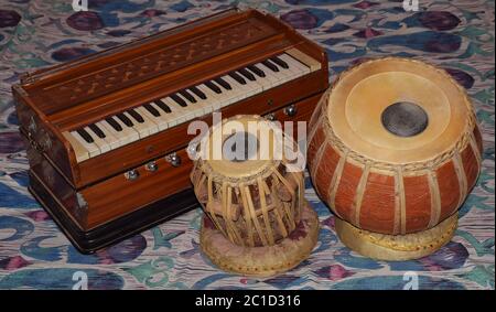 Strumenti musicali classici indiani tradizionali che consistono di Tabla e Harmonium Foto Stock