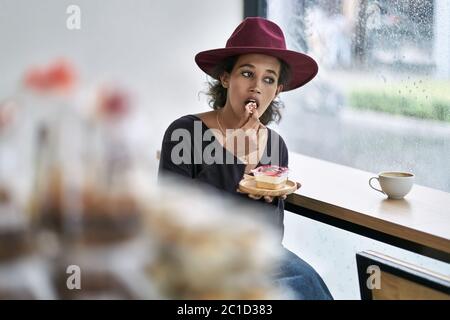 Bella ragazza in cafe Foto Stock