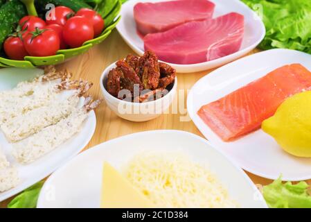 Un primo piano degli ingredienti per la preparazione di insalata Caesar relativi alla cucina. Cucina casala. Cibo utile e gustoso Foto Stock