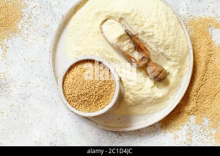 Piatto di farina di Amaranth cruda con un cucchiaio e semi di Amaranth vista dall'alto Foto Stock