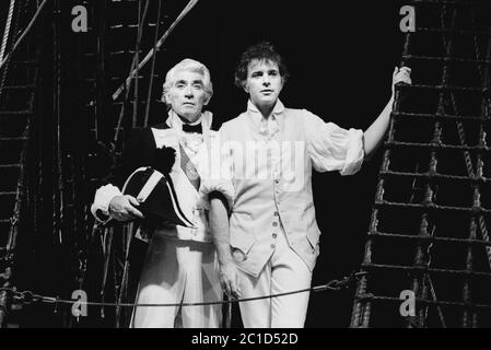 l-r: Frank Finlay (William Bligh), David Essex (Fletcher Christian) in MUTINY! Al Piccadilly Theatre, Londra W1 18/07/1985 libro: Richard Crane lyrics: Richard Crane & David Essex music: David Essex scenografia: William Dudley Costumi: Ruth Myers illuminazione: Mark Henderson regista: Michael Bogdanov Foto Stock